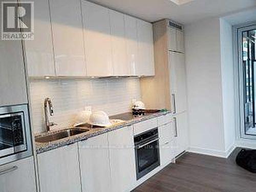 817 - 115 Blue Jays Way, Toronto, ON - Indoor Photo Showing Kitchen With Upgraded Kitchen