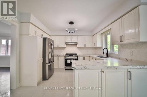 95 Luba Avenue, Richmond Hill, ON - Indoor Photo Showing Kitchen