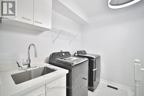95 Luba Avenue, Richmond Hill, ON - Indoor Photo Showing Laundry Room