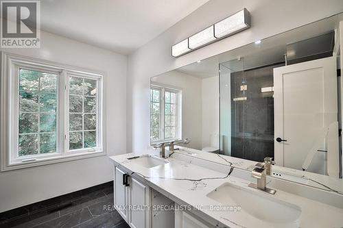 95 Luba Avenue, Richmond Hill, ON - Indoor Photo Showing Bathroom