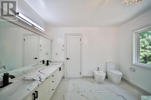 95 Luba Avenue, Richmond Hill, ON - Indoor Photo Showing Bathroom