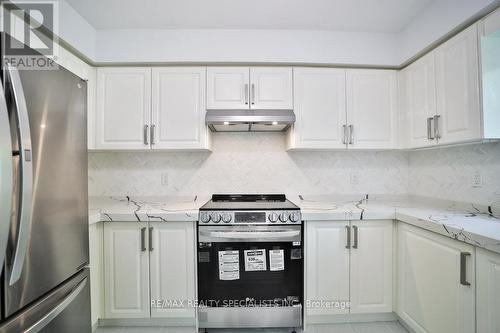 95 Luba Avenue, Richmond Hill, ON - Indoor Photo Showing Kitchen