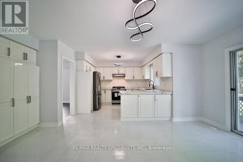 95 Luba Avenue, Richmond Hill, ON - Indoor Photo Showing Kitchen
