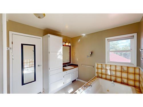 8083 Highway 3/93, Cranbrook, BC - Indoor Photo Showing Bathroom