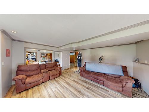 8083 Highway 3/93, Cranbrook, BC - Indoor Photo Showing Living Room