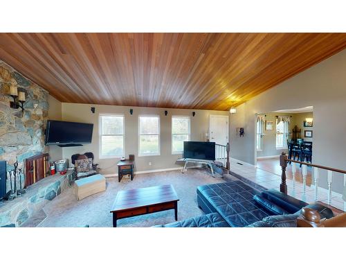 8083 Highway 3/93, Cranbrook, BC - Indoor Photo Showing Living Room