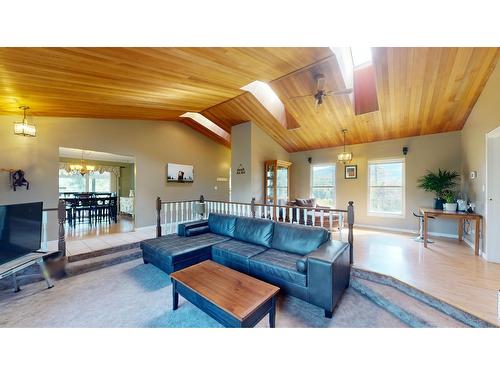 8083 Highway 3/93, Cranbrook, BC - Indoor Photo Showing Living Room