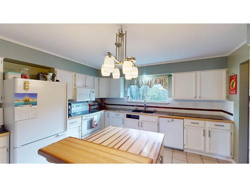 8083 Highway 3/93, Cranbrook, BC - Indoor Photo Showing Kitchen