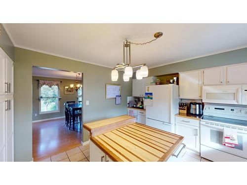 8083 Highway 3/93, Cranbrook, BC - Indoor Photo Showing Kitchen