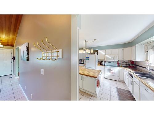 8083 Highway 3/93, Cranbrook, BC - Indoor Photo Showing Kitchen