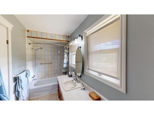 8083 Highway 3/93, Cranbrook, BC - Indoor Photo Showing Bathroom