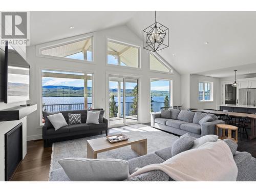 6580 Monck Park Road, Merritt, BC - Indoor Photo Showing Living Room