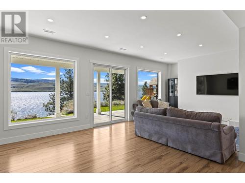 6580 Monck Park Road, Merritt, BC - Indoor Photo Showing Living Room