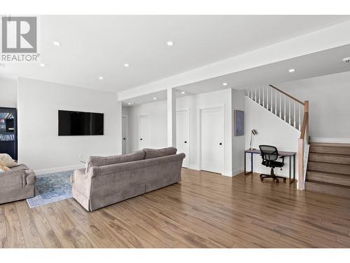 6580 Monck Park Road, Merritt, BC - Indoor Photo Showing Living Room