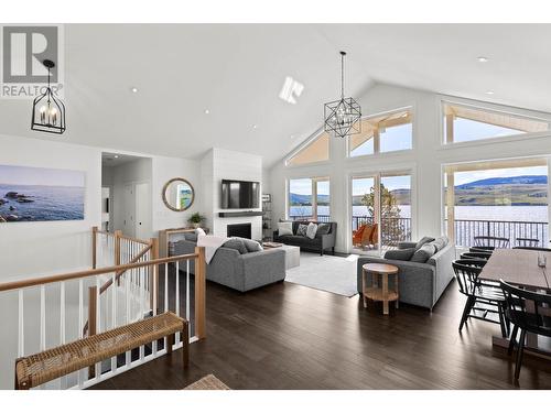 6580 Monck Park Road, Merritt, BC - Indoor Photo Showing Living Room