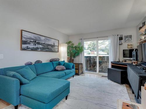 202-1215 Bay St, Victoria, BC - Indoor Photo Showing Living Room