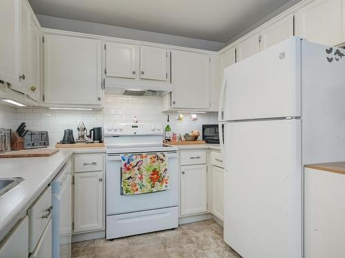 202-1215 Bay St, Victoria, BC - Indoor Photo Showing Kitchen