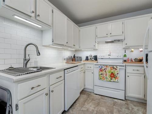 202-1215 Bay St, Victoria, BC - Indoor Photo Showing Kitchen