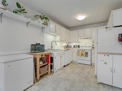 202-1215 Bay St, Victoria, BC - Indoor Photo Showing Kitchen