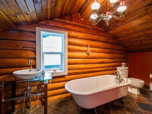 9130 Barnhartvale Road, Kamloops, BC - Indoor Photo Showing Bathroom