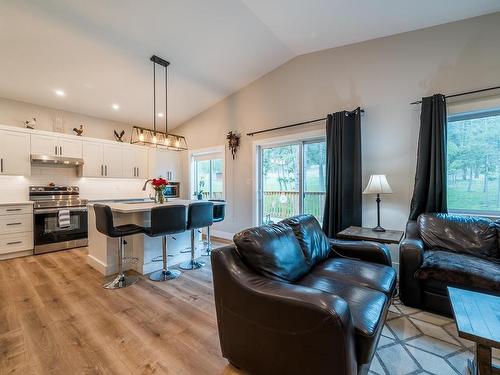 9130 Barnhartvale Road, Kamloops, BC - Indoor Photo Showing Living Room