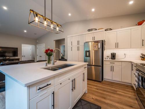 9130 Barnhartvale Road, Kamloops, BC - Indoor Photo Showing Kitchen With Double Sink With Upgraded Kitchen