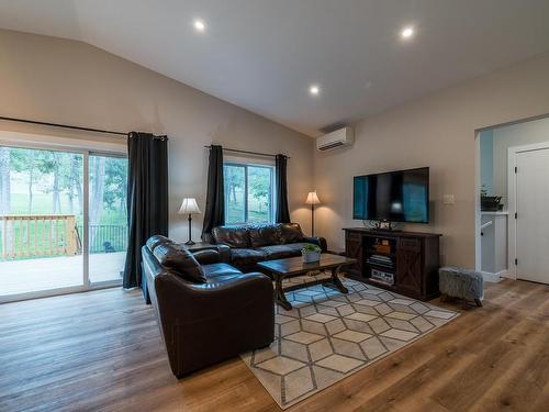 9130 Barnhartvale Road, Kamloops, BC - Indoor Photo Showing Living Room