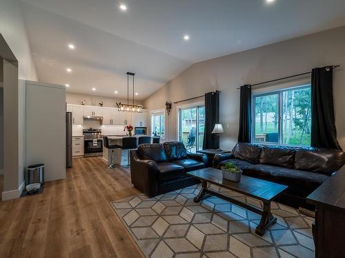 9130 Barnhartvale Road, Kamloops, BC - Indoor Photo Showing Living Room