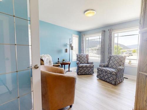 1635 Chestnut Ave, Merritt, BC - Indoor Photo Showing Living Room