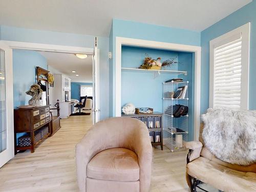 1635 Chestnut Ave, Merritt, BC - Indoor Photo Showing Living Room