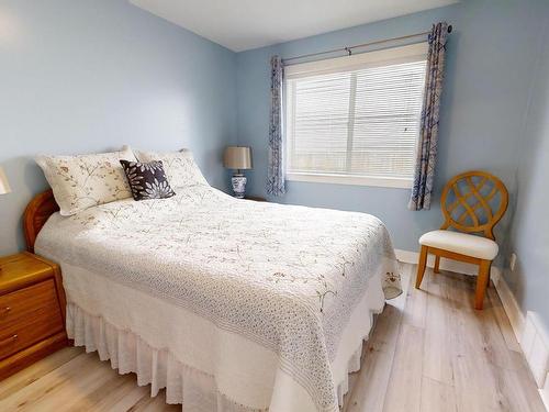 1635 Chestnut Ave, Merritt, BC - Indoor Photo Showing Bedroom