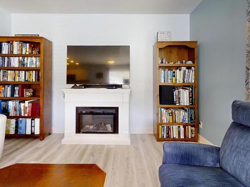 1635 Chestnut Ave, Merritt, BC - Indoor Photo Showing Living Room With Fireplace