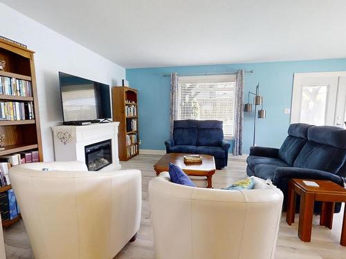 1635 Chestnut Ave, Merritt, BC - Indoor Photo Showing Living Room With Fireplace