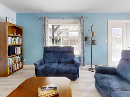 1635 Chestnut Ave, Merritt, BC - Indoor Photo Showing Living Room