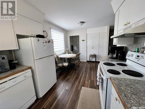 231 & 233 18Th Avenue Ne, Swift Current, SK - Indoor Photo Showing Kitchen