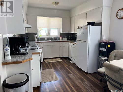 231 & 233 18Th Avenue Ne, Swift Current, SK - Indoor Photo Showing Kitchen With Double Sink