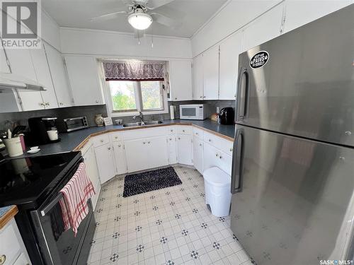 231 & 233 18Th Avenue Ne, Swift Current, SK - Indoor Photo Showing Kitchen With Double Sink