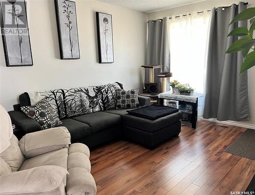 231 & 233 18Th Avenue Ne, Swift Current, SK - Indoor Photo Showing Living Room