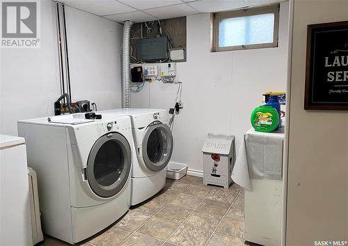 231 & 233 18Th Avenue Ne, Swift Current, SK - Indoor Photo Showing Laundry Room