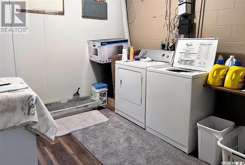 231 & 233 18Th Avenue Ne, Swift Current, SK - Indoor Photo Showing Laundry Room