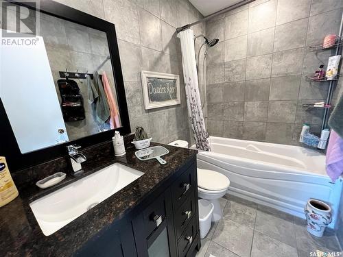 231 & 233 18Th Avenue Ne, Swift Current, SK - Indoor Photo Showing Bathroom