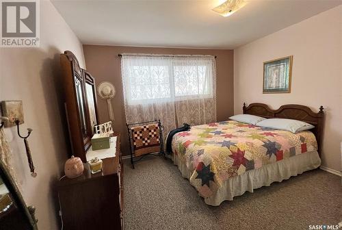 231 & 233 18Th Avenue Ne, Swift Current, SK - Indoor Photo Showing Bedroom