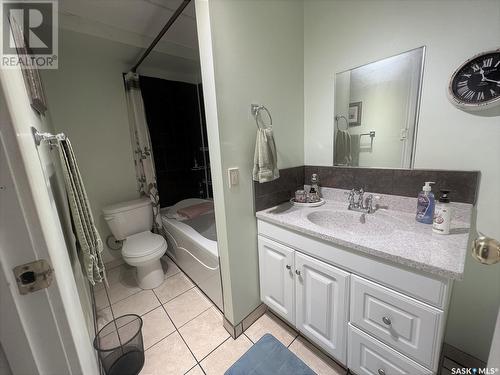 231 & 233 18Th Avenue Ne, Swift Current, SK - Indoor Photo Showing Bathroom