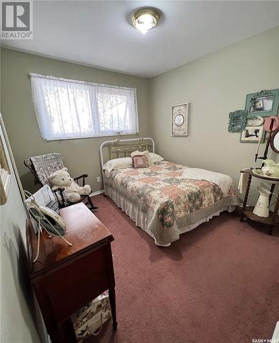 231 & 233 18Th Avenue Ne, Swift Current, SK - Indoor Photo Showing Bedroom