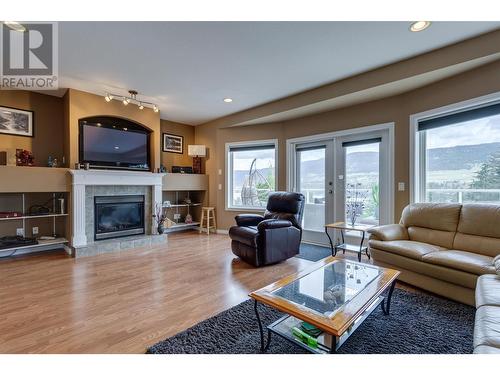 11664 Middleton Road, Lake Country, BC - Indoor Photo Showing Living Room With Fireplace