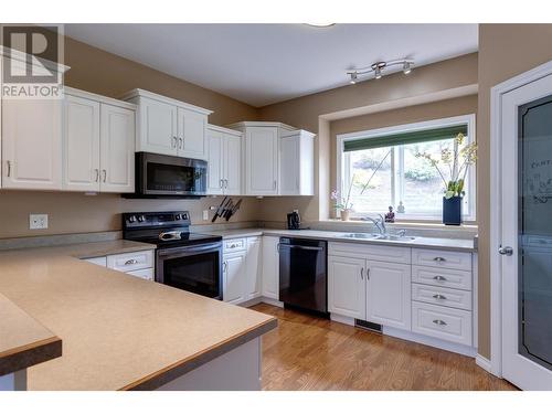 11664 Middleton Road, Lake Country, BC - Indoor Photo Showing Kitchen With Double Sink