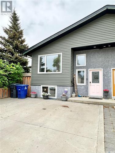 20 3Rd Avenue, Weyburn, SK - Outdoor