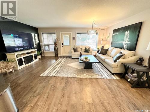 20 3Rd Avenue, Weyburn, SK - Indoor Photo Showing Living Room