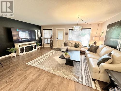 20 3Rd Avenue, Weyburn, SK - Indoor Photo Showing Living Room