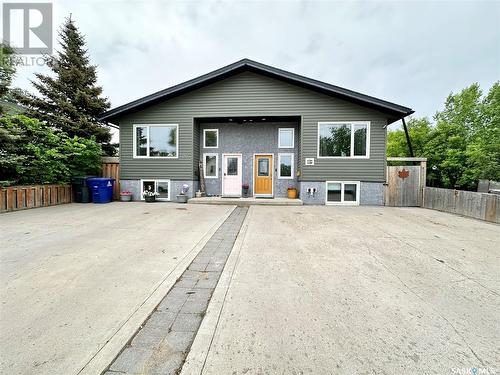 20 3Rd Avenue, Weyburn, SK - Outdoor